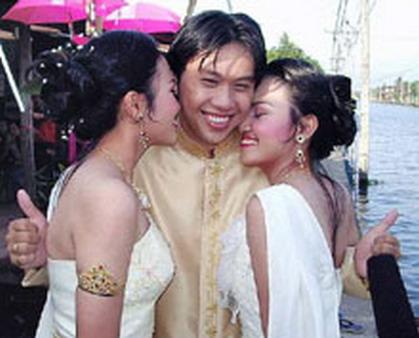 Soţii la indigo. Un thailandez s-a căsătorit cu două gemene 