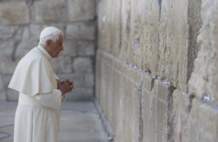 Papa a aprins flacăra amintirii la Yad Vashem