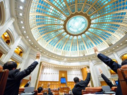 "Marea păcăleală": Parlamentarii votează moţiunea de cenzură iniţiată de PNL şi UDMR 
