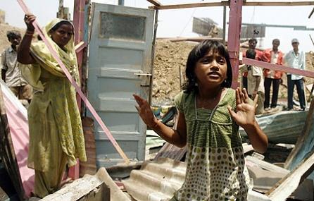 Fetiţa din Slumdog Millionaire a rămas pe drumuri