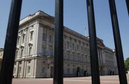 Paza Palatului Buckingham, ridiculizată de doi ziarişti