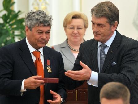 Mircea Lucescu şi Răzvan Raţ au fost decoraţi de preşedintele Ucrainei