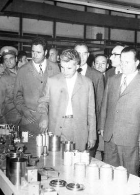 Ceauşescu, cândva alături de Pacepa, în vizită la întreprindere