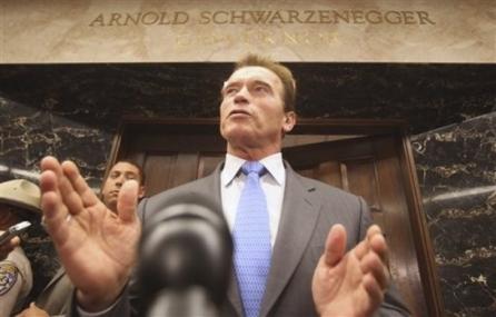  Avionul lui Arnold Schwarzenegger, aterizare de urgenţă!