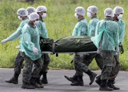 Unsprezece dintre victimele avionului prăbuşit în Atlantic, identificate