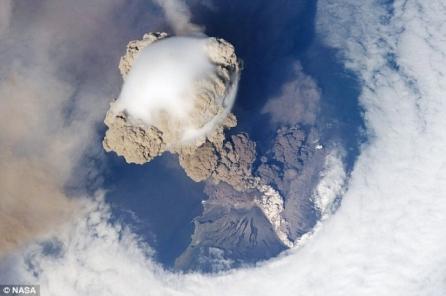Imagini unice de la NASA: O erupţie vulcanică a "făcut o gaură în nori" 