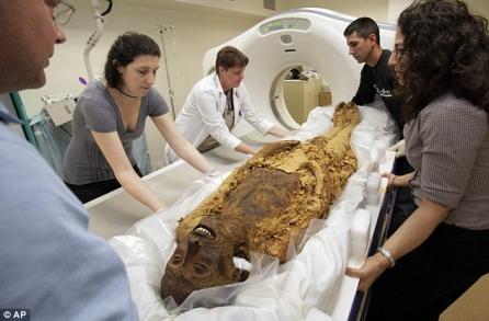 Secretul mumiilor, scos la iveală de tomograf