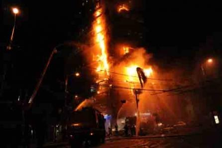 Incendiu în centrul Capitalei: O clădire de birouri a luat foc lângă Biserica Armenească