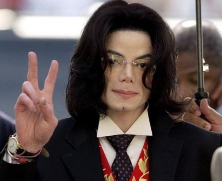 Rezultatele autopsiei lui Michael Jackson: înţepături în zona pieptului, coaste rupte şi vânătăi