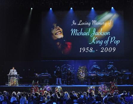 Sicriul cu trupul lui Michael, depus pe scena de la Staples Center