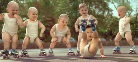 Ultima nebunie în reclame! 60 de secunde în compania unor bebeluşi pe role!