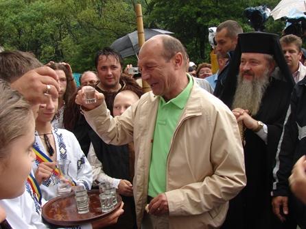 Traian Băsescu, cinstit cu o ţuică la Răstoliţa