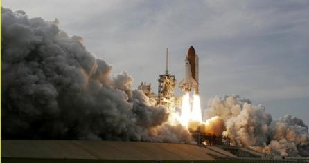 Endeavour a fost lansată spre ISS, dar este posibil să fie uşor avariată