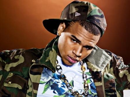 Chris Brown cere iertare fanilor pentru că a lovit-o pe Rihanna (Video)