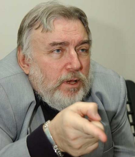 Adrian Păunescu e profesor universitar