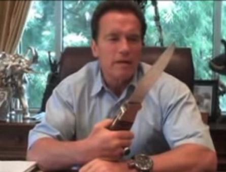 Schwarzenegger promovează reducerile bugetare cu... cuţitul