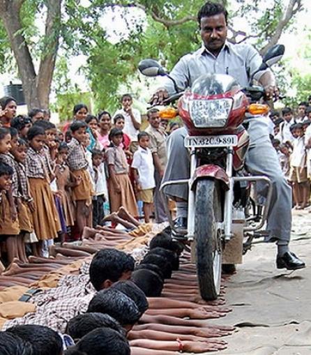 Copii călcaţi pe mâini cu motocicleta, cu acordul părinţilor (Foto)