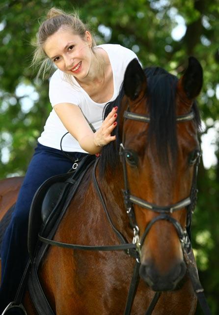 Adela Popescu ia lecţii de călărie