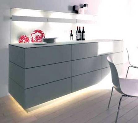 Lumină fluorescentă în corpuri moderne de mobilier 18376253