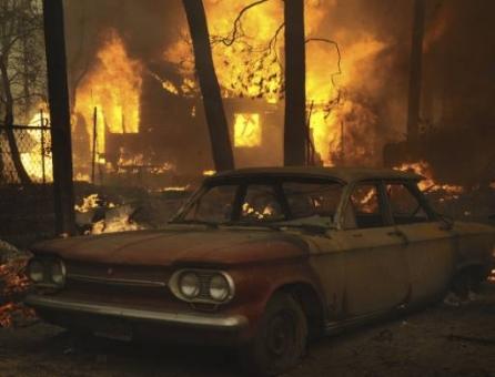 California: Focul scoate patru mii de oameni din case