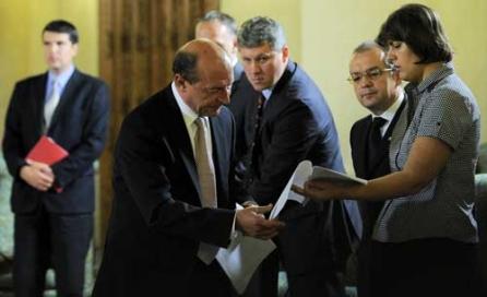  Băsescu îşi face campanie pe Dosarul Revoluţiei