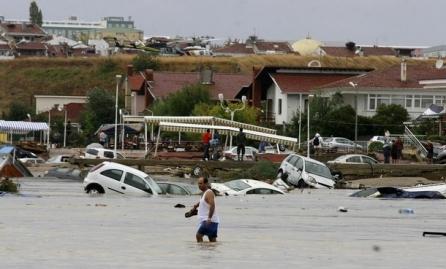 Furtuni violente în Turcia. Nouă morţi, două autostrăzi închise şi un vas scufundat