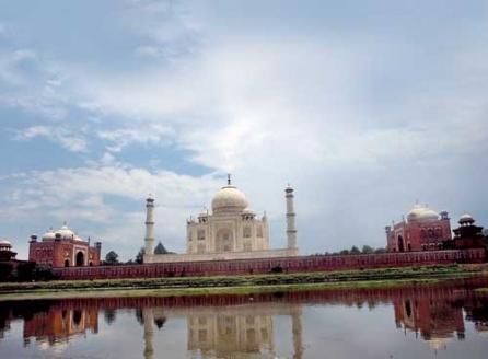 Un univers al gusturilor, o invitaţie la răsfăţ 18377582