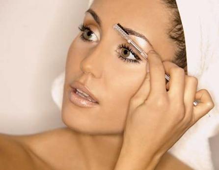 Pensarea sprâncenelor, o adevărată artă 18377668