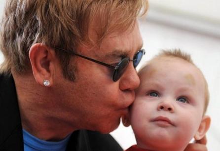 Elton John, prea bătrân ca să adopte!