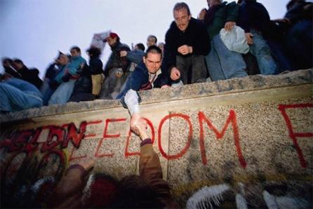 Un german din şapte regretă căderea Zidului Berlinului 