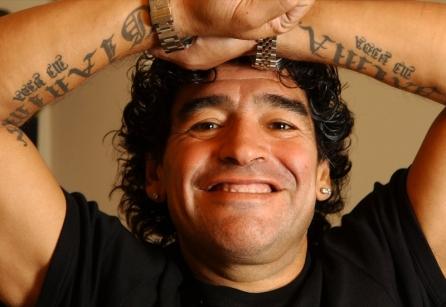 Lui Maradona i-au fost luaţi cerceii, în contul datoriei la fisc