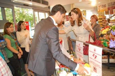  Banca de alimente: Lucescu face donaţii pentru nevoiaşi