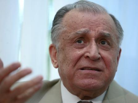 Ion Iliescu acuză "jignirile" şi "grosolăniile" şefului statului