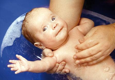 Prima baie a bebeluşului
