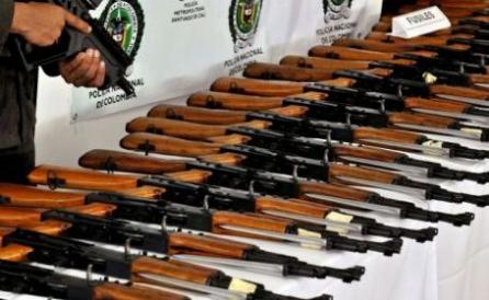 Mexic: Poliţia a găsit asupra unei americane 41 de arme de asalt!