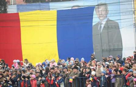 Băsescu a evitat să dea mâna cu Iliescu şi Constantinescu