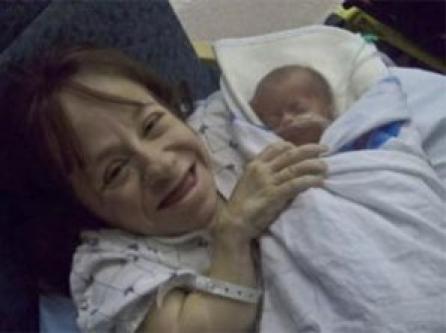 Cea mai mică mamă din lume a mai născut un băieţel!