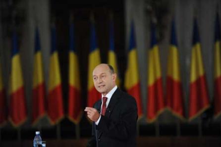 Băsescu, acuzat de "declaraţii absurde"