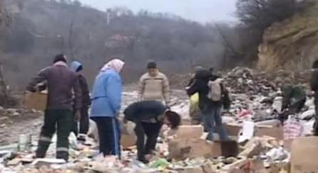 VIDEO: Năvală la groapa de gunoi pentru a aduna mâncare expirată