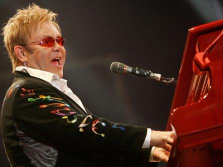 Elton Jonh şi iubitul său îşi vând garderoba în scopuri caritabile