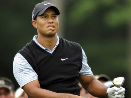 Tiger Woods iese din sport!