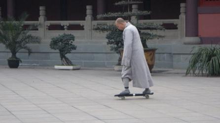 Un călugăr budist pe skateboard şochează China!