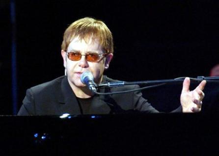 Biletele la concertul Elton John costă între 90 şi 650 de lei