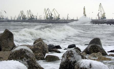 Navă sub pavilion moldovean, ruptă de valuri în Marea Neagră