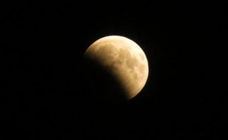 Eclipsă parţială de Lună în noaptea de Revelion