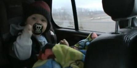 VIDEO: Bebeluşul metalist!