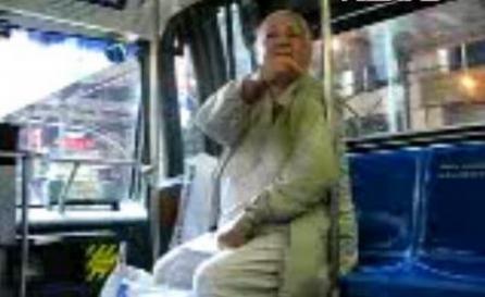 O bătrânică din România înjură o şoferiţă de autobuz din New York