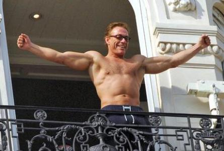 Jean-Claude Van Damme va lupta cu un campion thailandez de box     