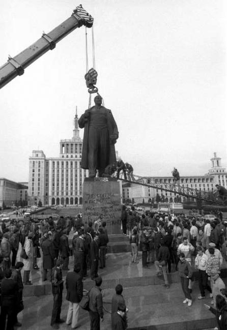 Tovarăşului Lenin îi curge nasul!