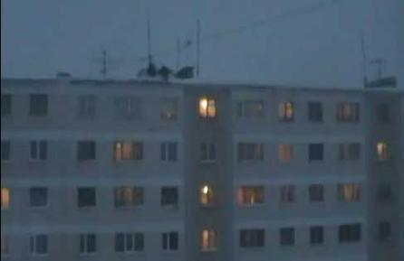 Distracţie rusească: Sărituri în zăpadă, de la etajul patru!